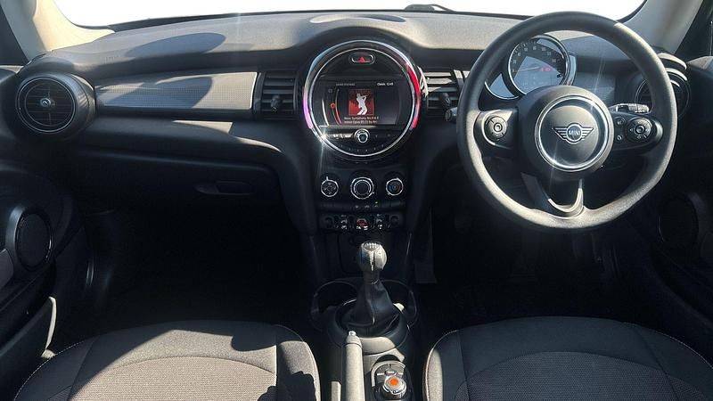Usado Mini Cooper Classic 136 HP (100 kW) 2019 Cinzento Citadino