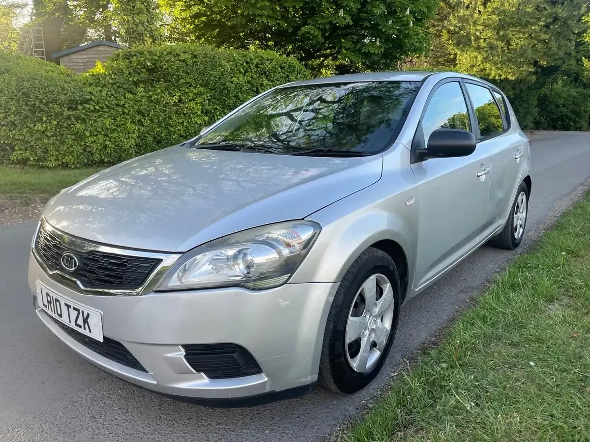 Used Kia Ceed 126 HP (92 kW) 2010 Silver Hatchback
