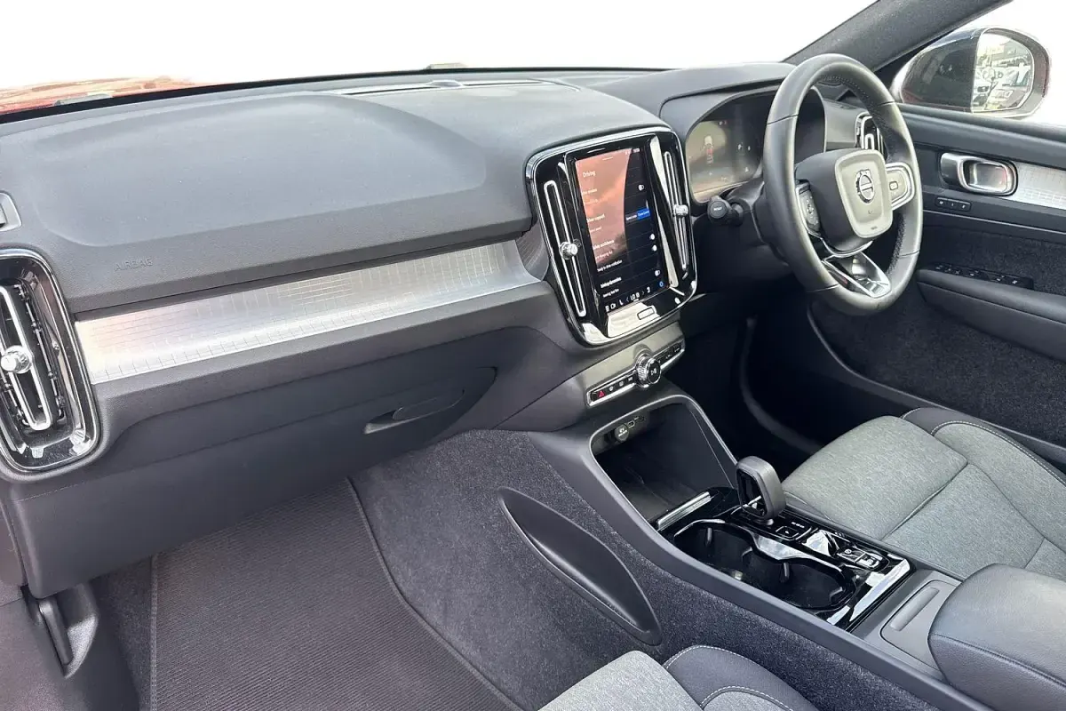 Used Volvo XC40 Plus 163 HP (119 kW) 2022 Fusion red SUV