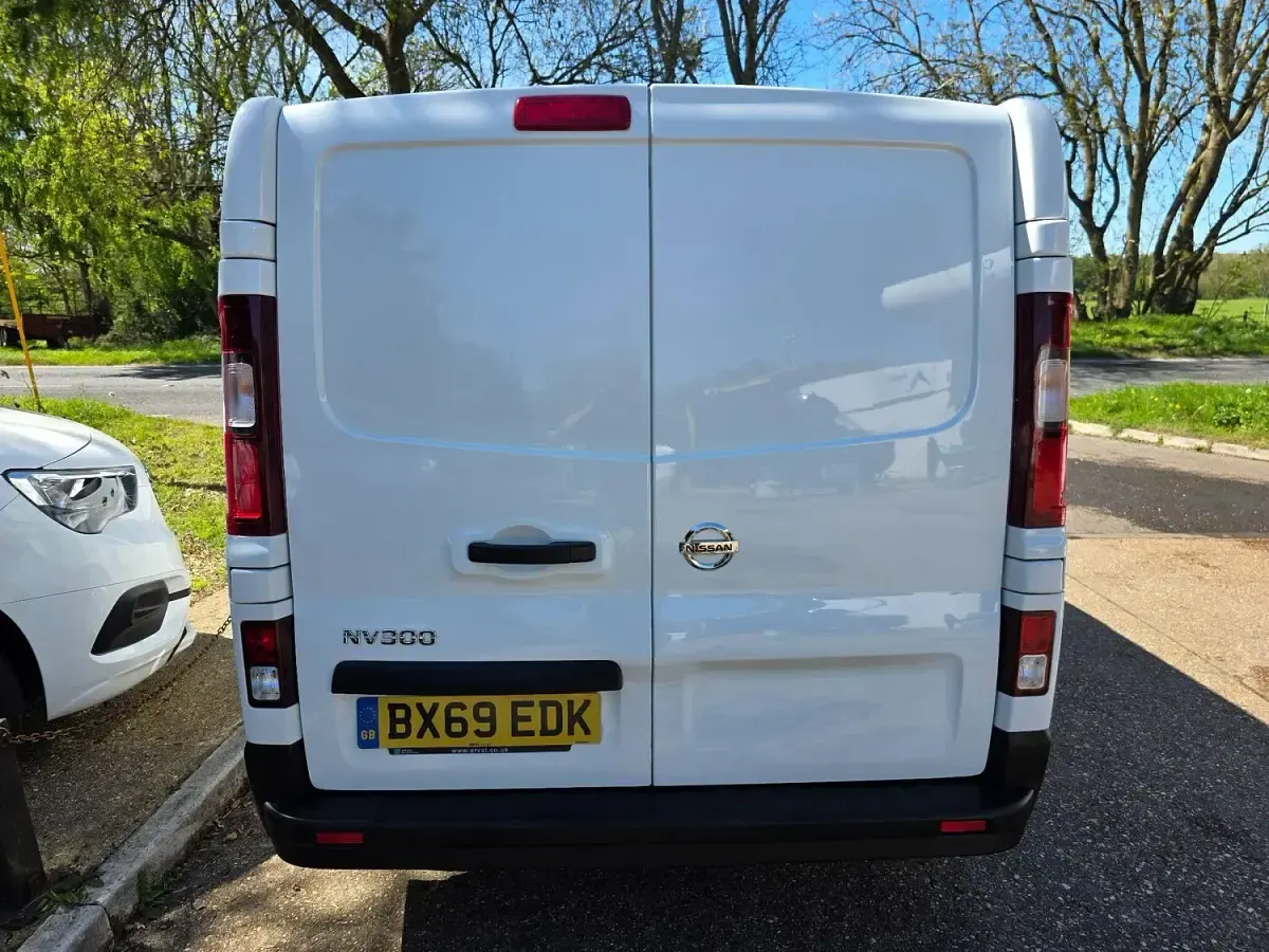 Used Nissan NV300 Tekna 125 HP (91 kW) 2019 White Van
