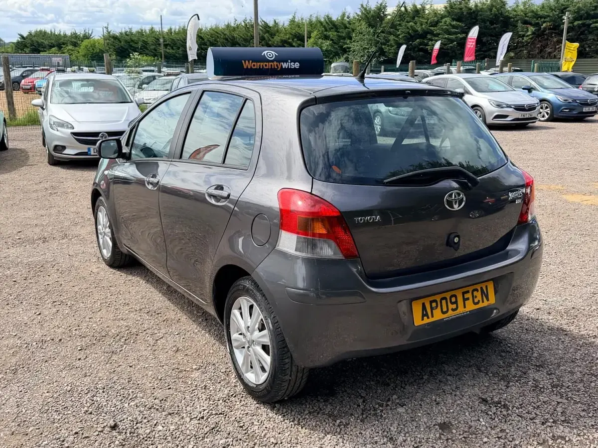 Used Toyota Yaris 101 HP (74 kW) 2009 Grey Hatchback