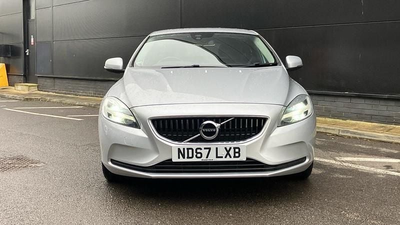 Used Volvo V40 Momentum 152 HP (111 kW) 2018 Silver Hatchback