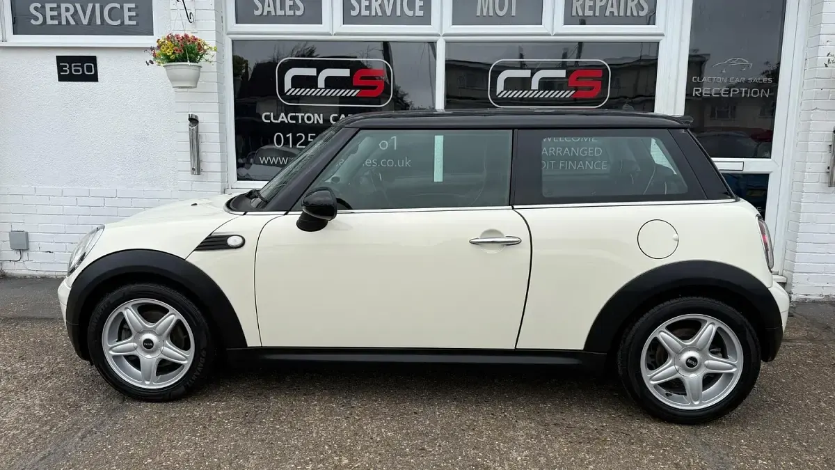 Used Mini Cooper Hatch 2009 White Hatchback