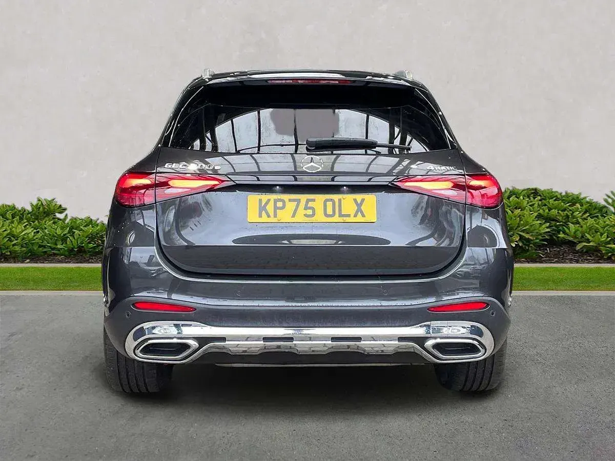 Usado Mercedes GLC300e AMG line 2025 Gris Familiar