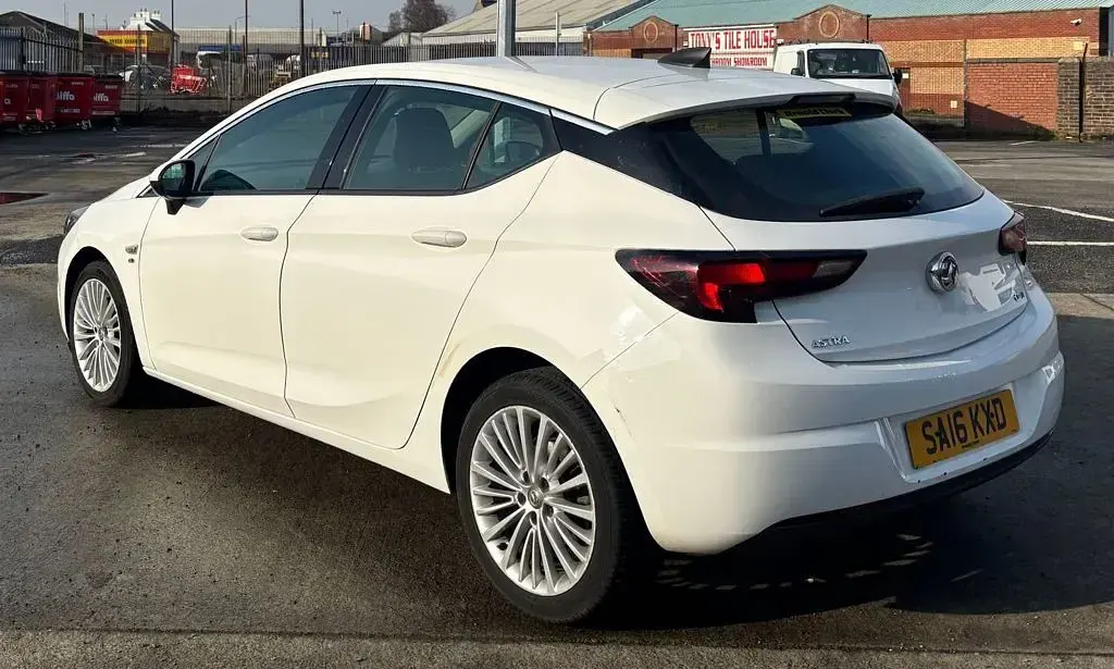 Used Vauxhall Astra Elite 108 HP (79 kW) 2016 White Hatchback