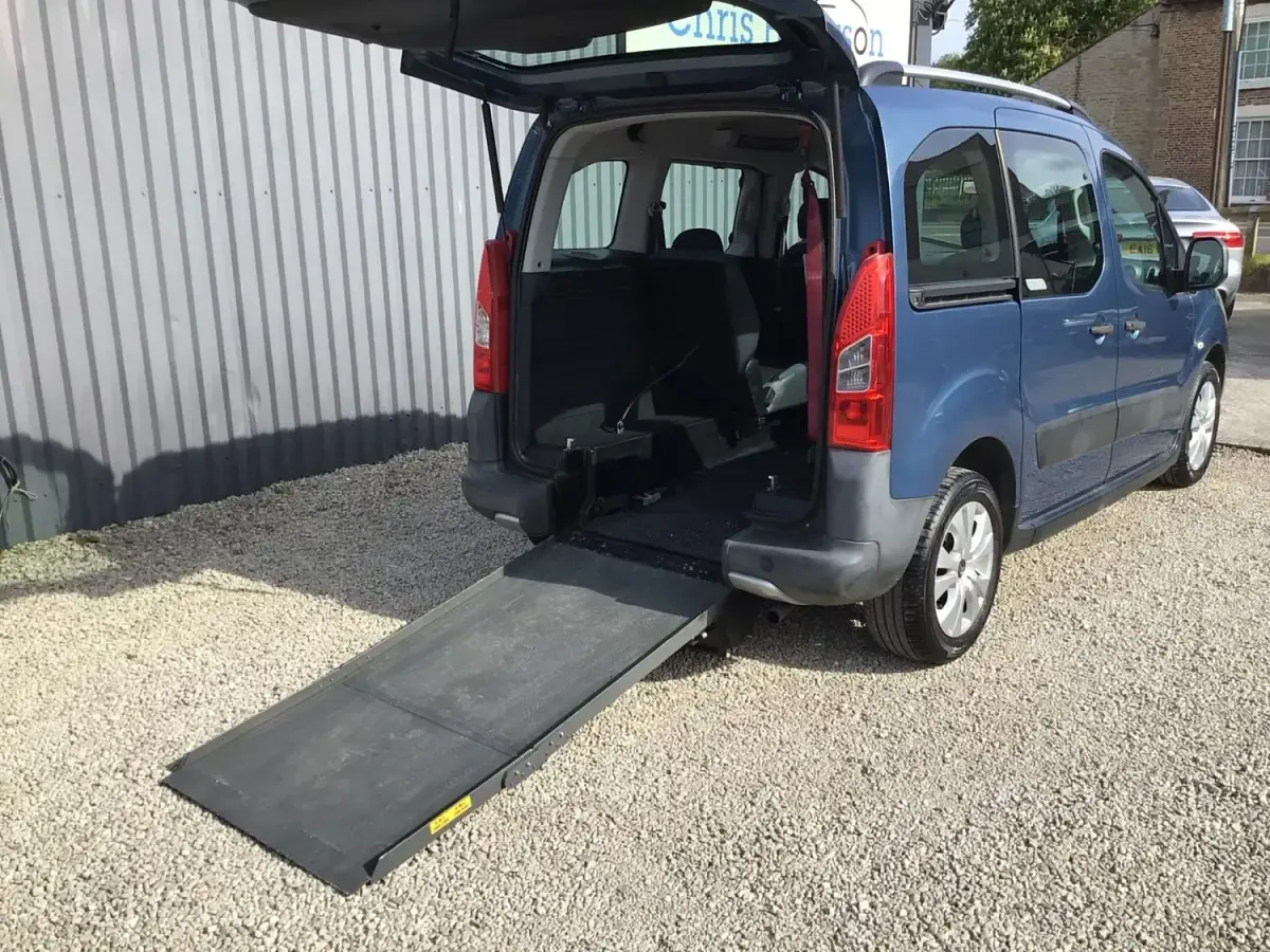 Usado Citroën Berlingo XTR 90 CV (66 kW) 2011 Azul Monovolumen