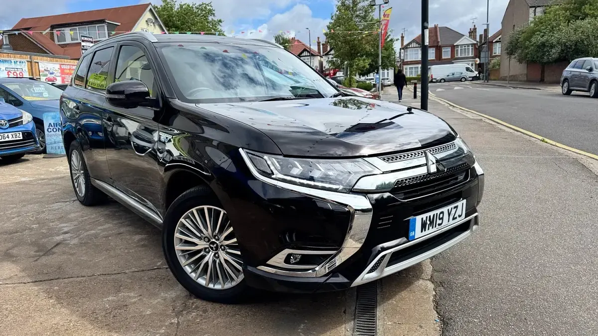 Used Mitsubishi Outlander P-HEV 2019 Black Estate