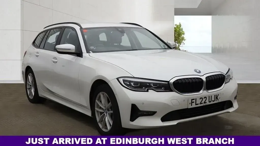 Begagnad BMW 330e Sport Line 2022 Vit Kombi