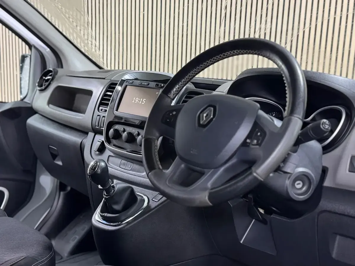 Used Renault Trafic 2017 White MPV