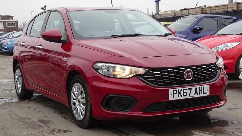 Used Fiat Tipo Easy 95 HP (69 kW) 2017 Red Hatchback