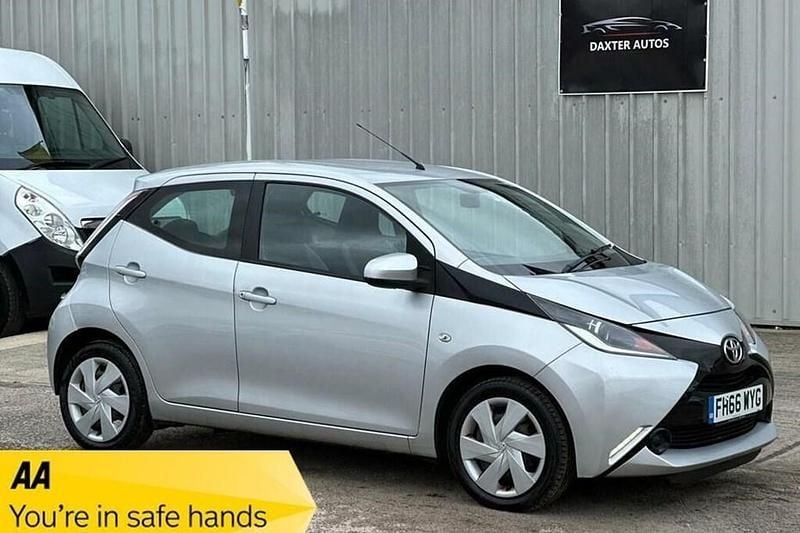 Used Toyota Aygo X-play 68 HP (50 kW) 2017 Silver Hatchback