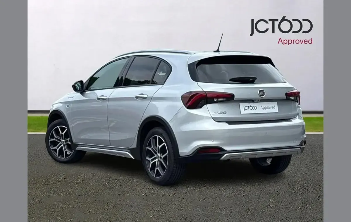 Used Fiat Tipo Cross 100 HP (73 kW) 2022 Silver Hatchback