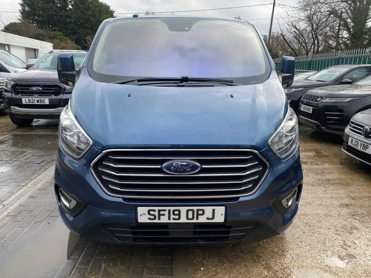 Usado Ford Tourneo Custom Titanium 130 HP (95 kW) 2019 Azul Van