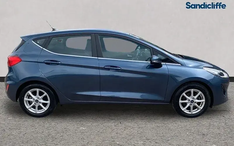 Used Ford Fiesta Zetec 101 HP (74 kW) 2018 Chrome blue (premium paint) Hatchback