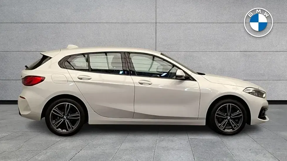 Used BMW 118 Sport Line 136 HP (100 kW) 2022 White Hatchback