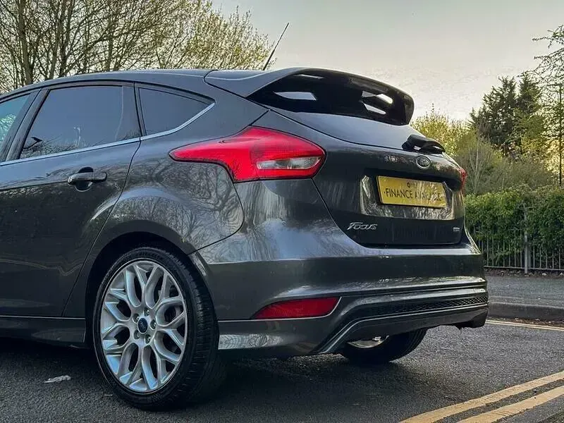Used Ford Focus Zetec 125 HP (91 kW) 2015 Grey Hatchback
