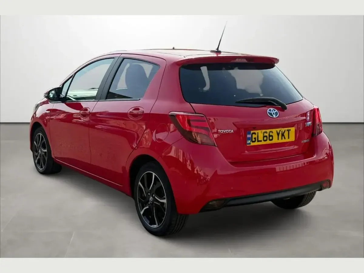 Used Toyota Yaris Design 73 HP (53 kW) 2016 Red