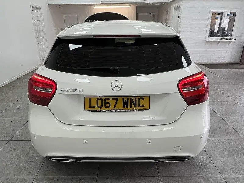 Begagnad Mercedes A200 Executive 2018 Vit Halvkombi