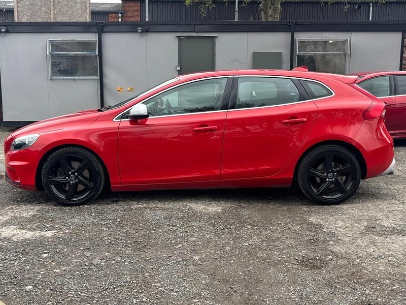 Begagnad Volvo V40 R-Design 190 HK (139 kW) 2015 Röd Halvkombi