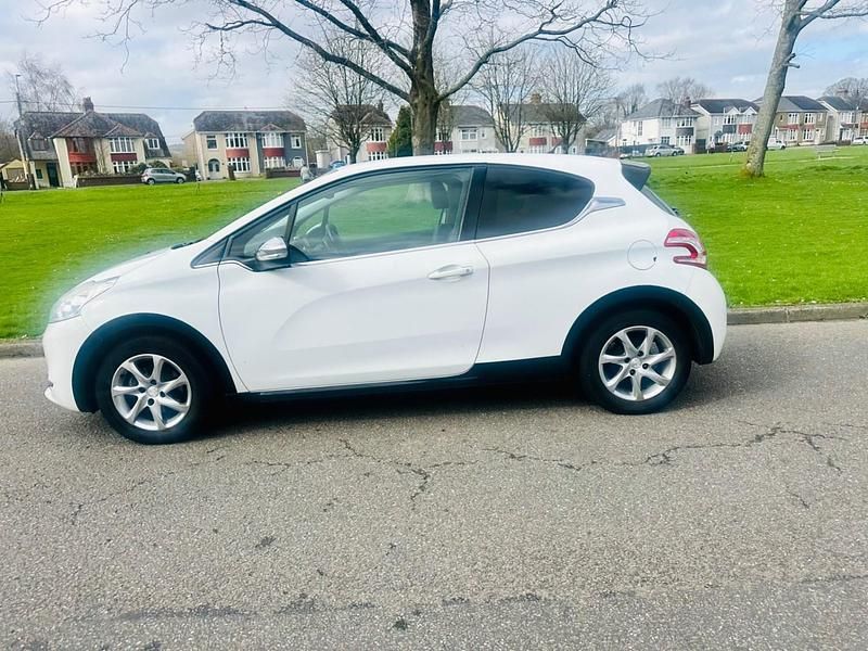 Used Peugeot 208 Allure 67 HP (49 kW) 2013 White Hatchback