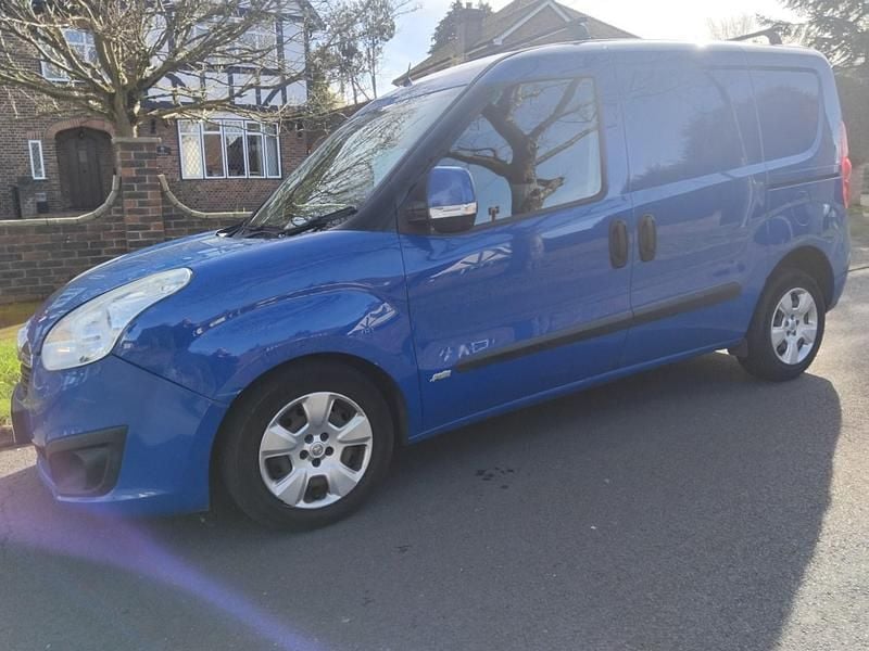 Used Vauxhall Combo Sportive 105 HP (77 kW) 2017 Blue MPV