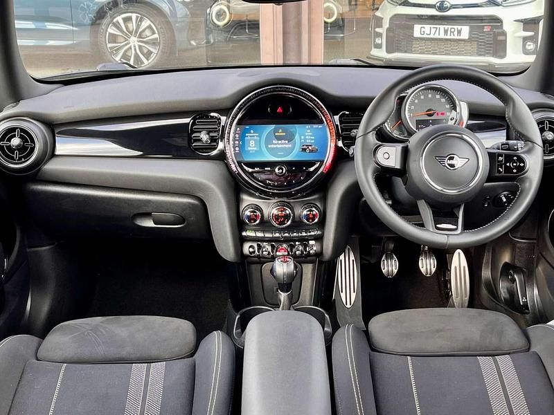 Usado Mini Cooper Hatch 134 CV (98 kW) 2022 Negro Utilitario