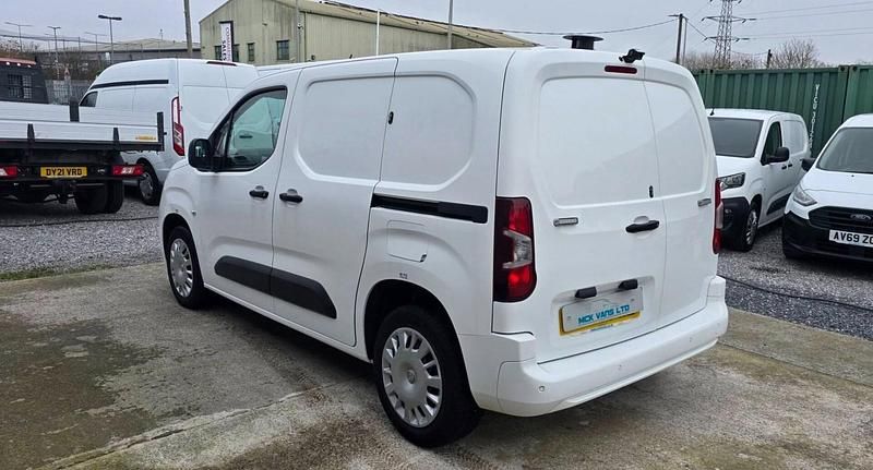 Used Vauxhall Combo Sportive 100 HP (73 kW) 2019 White MPV