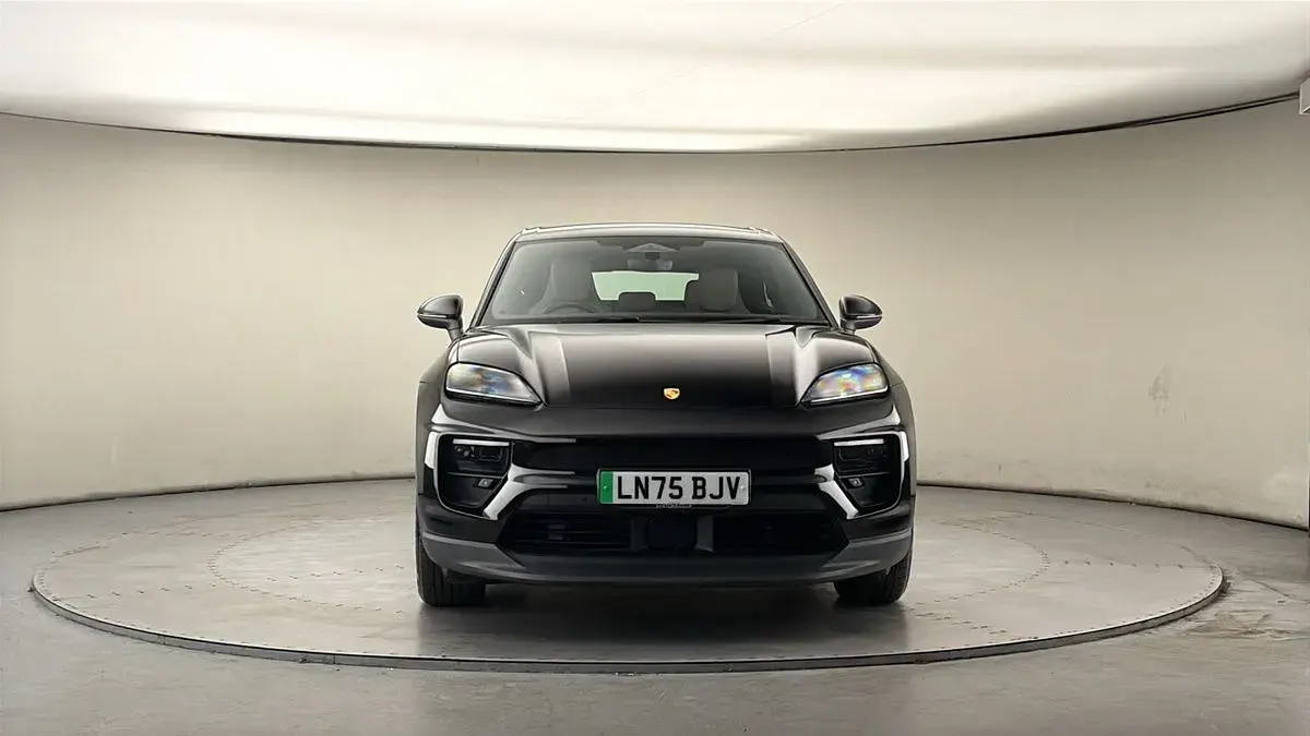 Begagnad Porsche Macan 379 kW (516 HK) 2025 Svart SUV