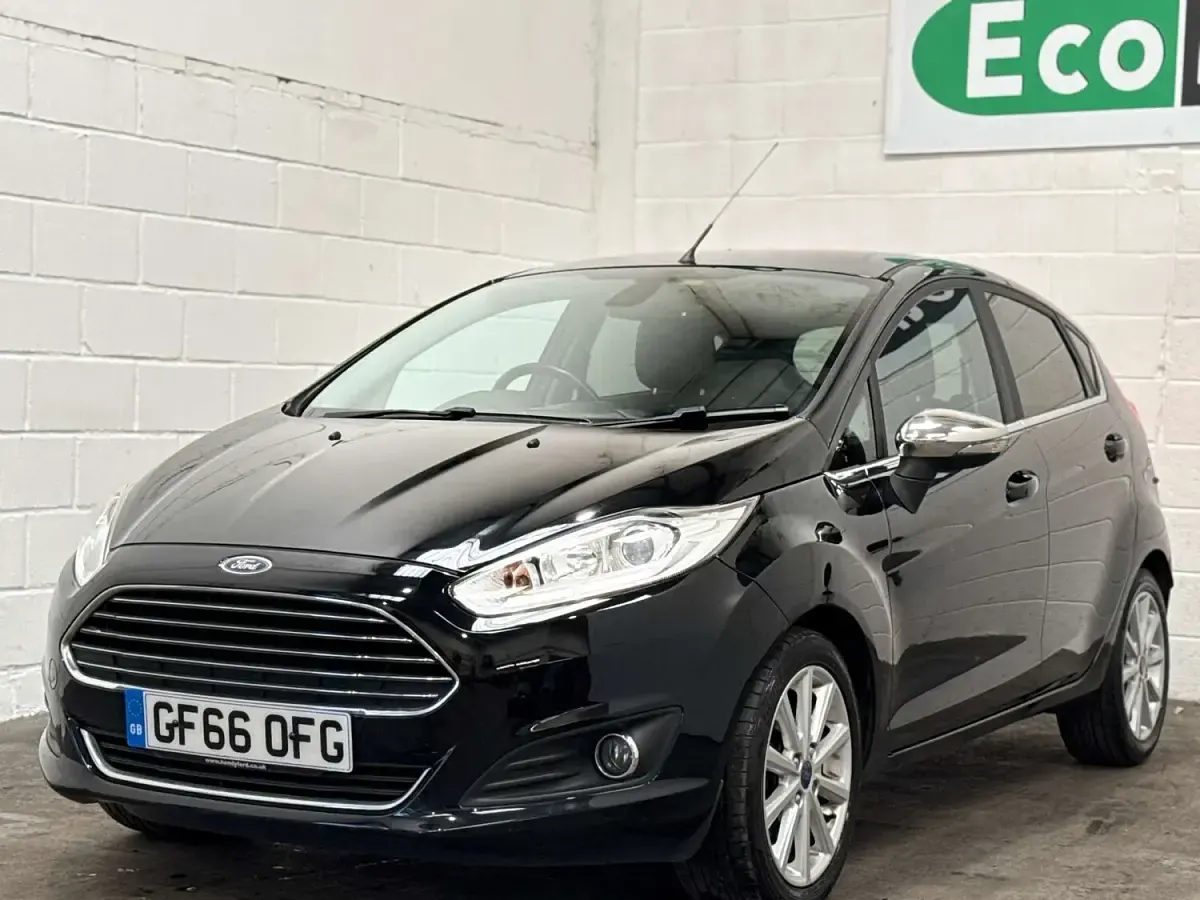 Used Ford Fiesta Titanium 100 HP (73 kW) 2016 Black Hatchback