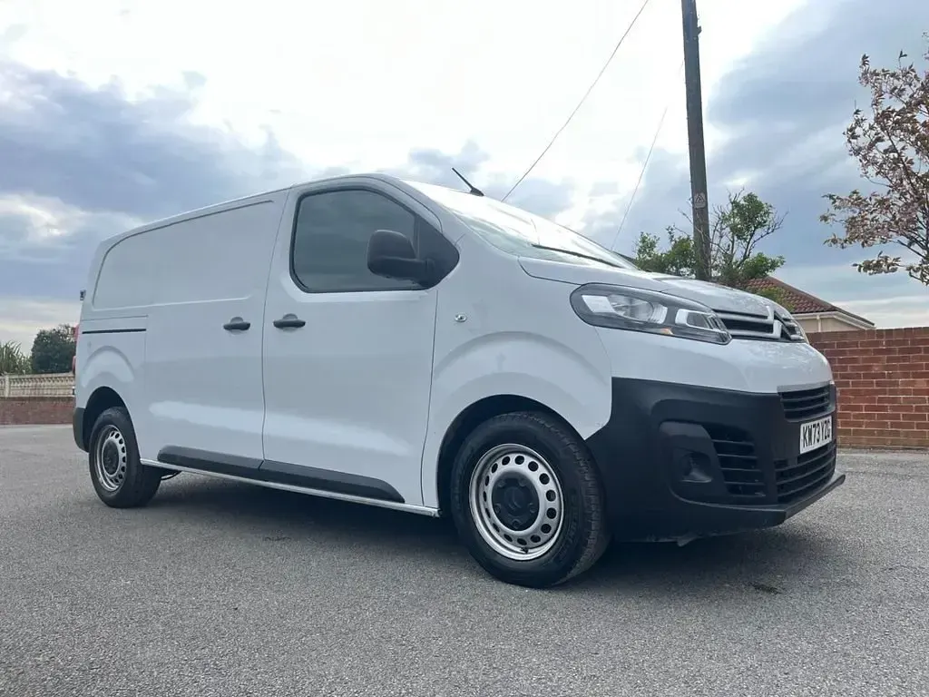 Begagnad Citroën Dispatch 2023 Vit Minibuss