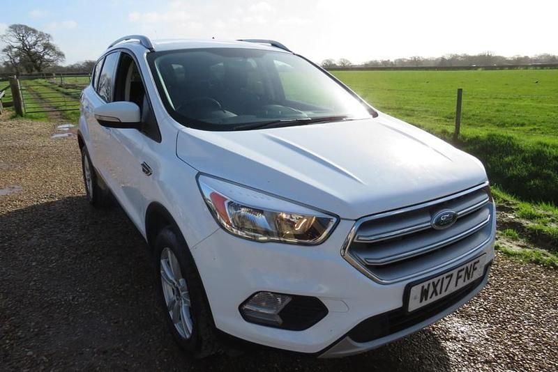 Usado Ford Kuga Zetec 150 HP (110 kW) 2017 Branco SUV