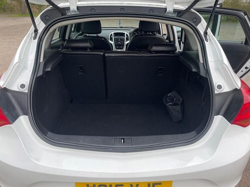 Second-hand Vauxhall Astra Excite 2015 Alb Hatchback