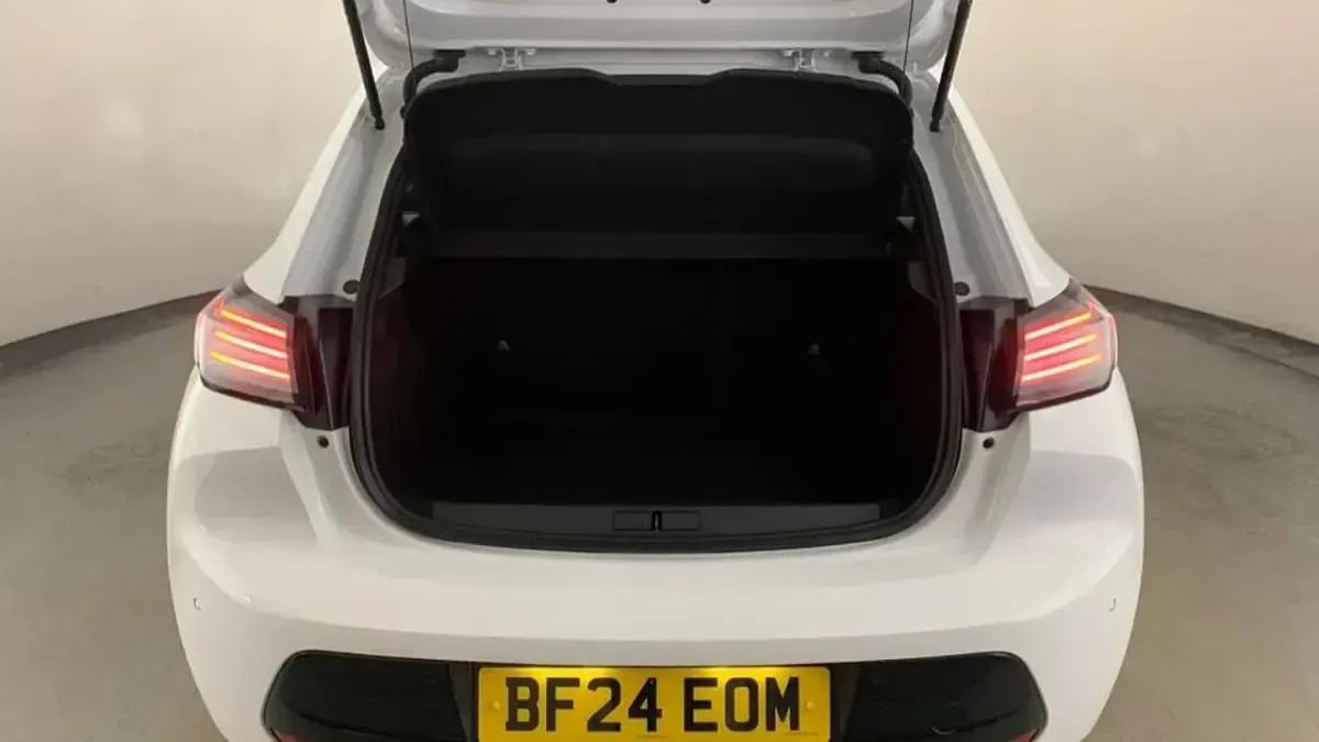 Used Peugeot 208 Allure 99 HP (72 kW) 2024 White Hatchback