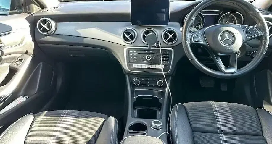 Usado Mercedes GLA180 Urban 122 HP (89 kW) 2019 Cinzento SUV