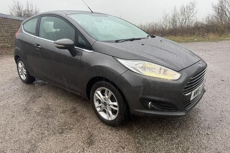 Usado Ford Fiesta Zetec 82 HP (60 kW) 2016 Cinzento Citadino