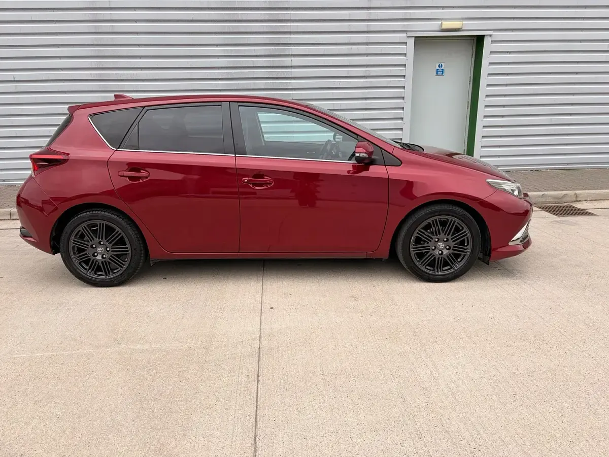 Used Toyota Auris 116 HP (85 kW) 2017 Red Hatchback