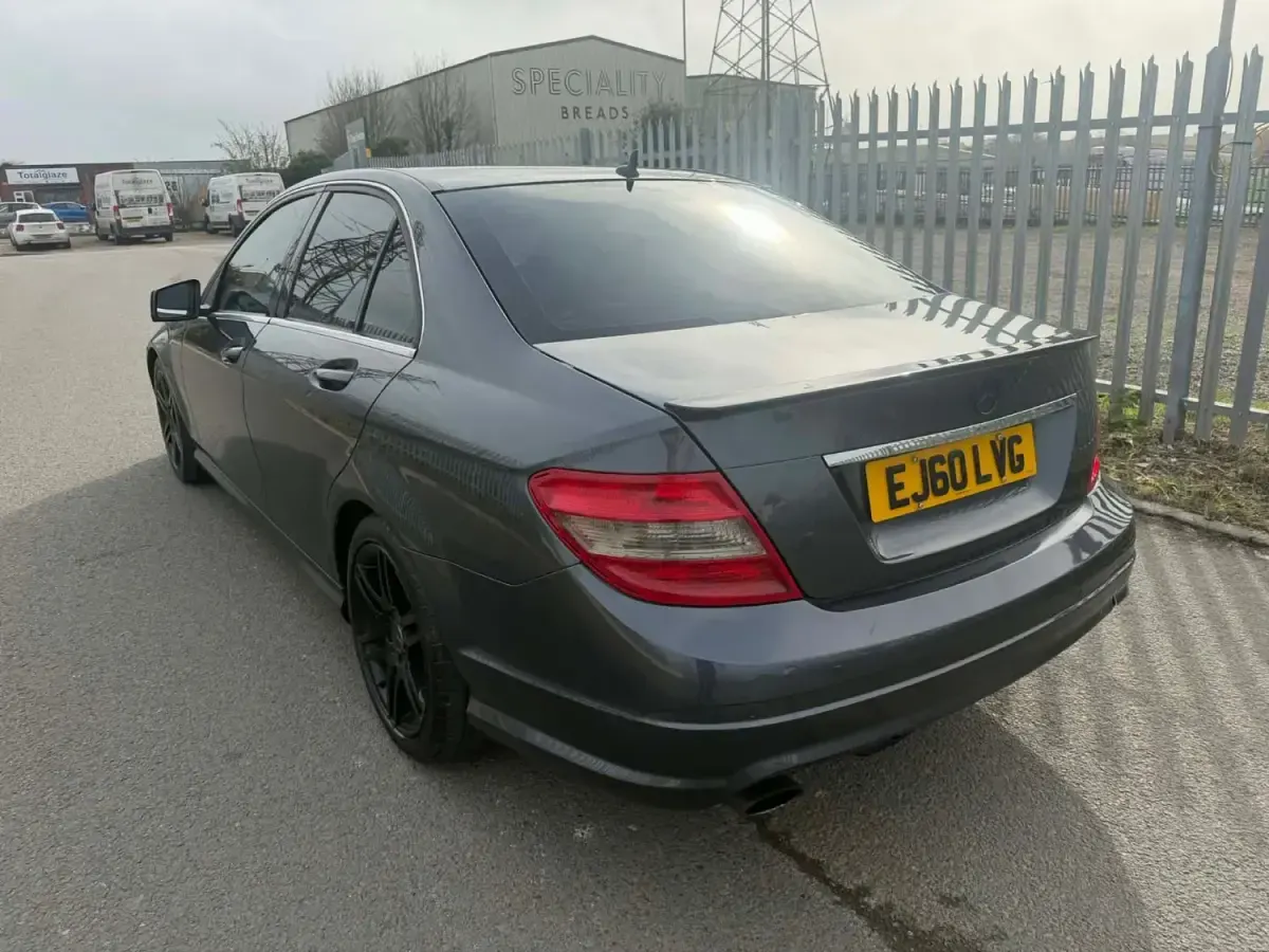 Usado Mercedes C180 156 HP (114 kW) 2010 Cinzento Sedan
