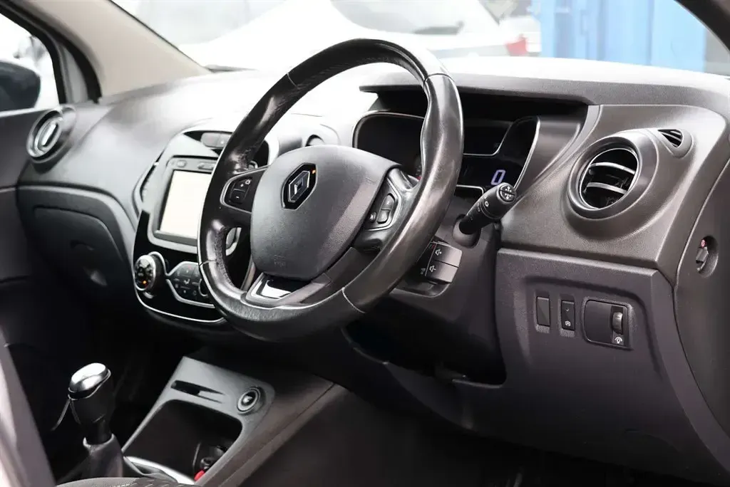 Used Renault Captur Dynamique 90 HP (66 kW) 2017 Silver and black SUV