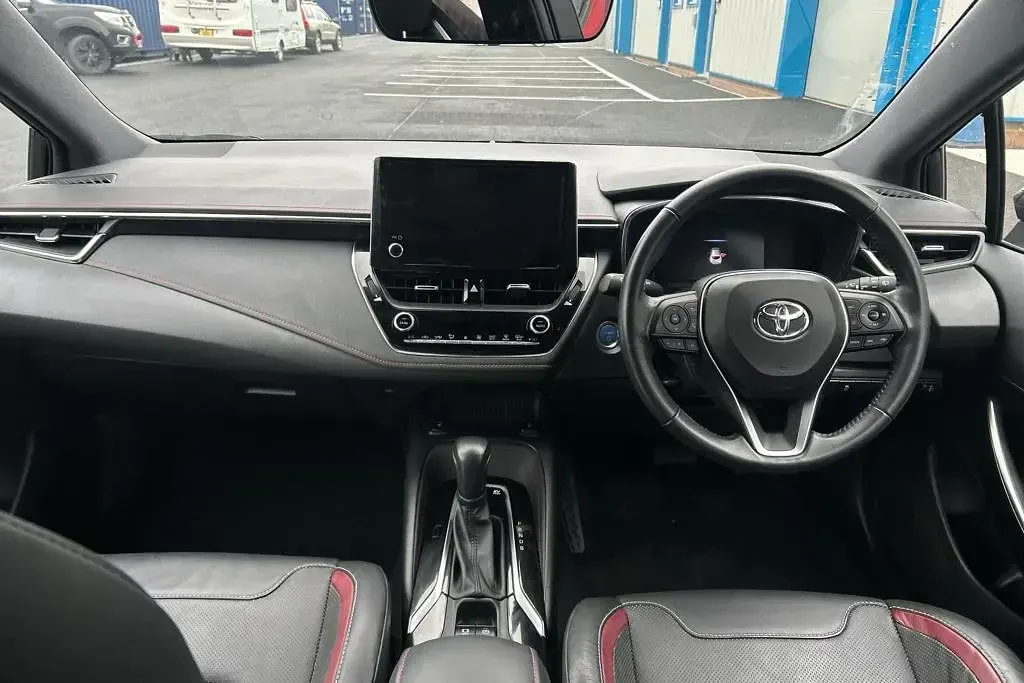 Used Toyota Corolla 140 HP (102 kW) 2022 Red/black Hatchback