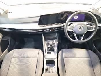 Second-hand VW Golf VIII Life 115 CP (84 kW) 2021 Negru Hatchback