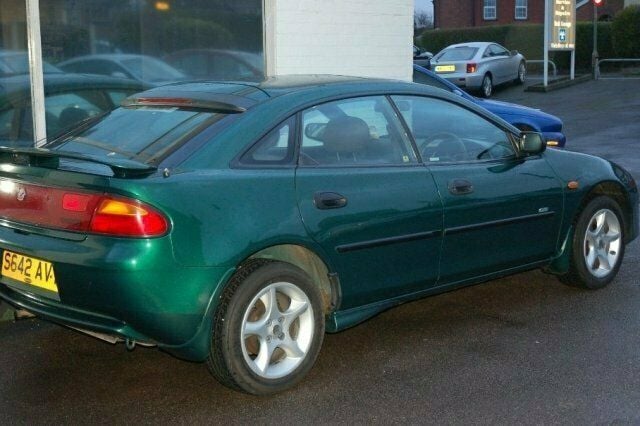Begagnad Mazda 323 1998 Halvkombi
