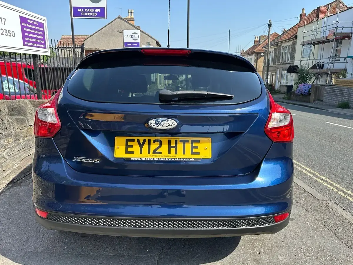 Used Ford Focus Zetec 105 HP (77 kW) 2012 Blue Hatchback