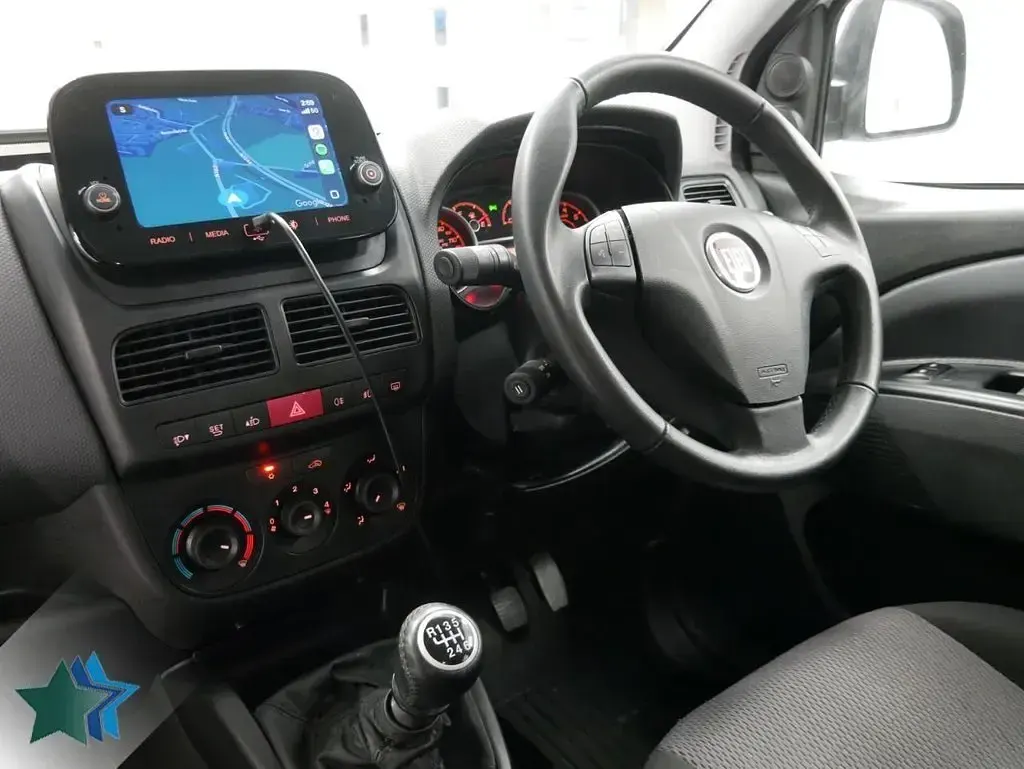 Używany Fiat Doblò S 105 KM (77 kW) 2022 Biały Minivan