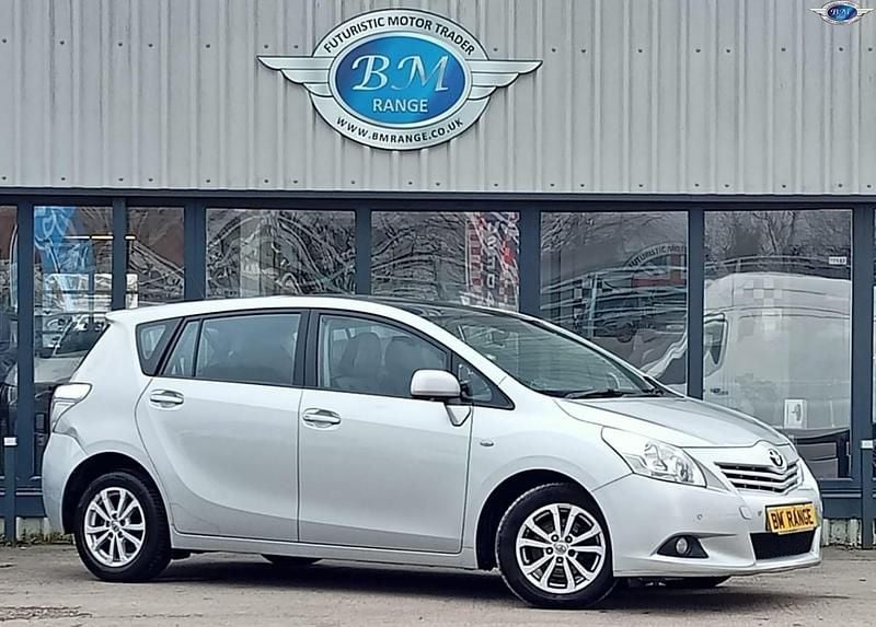 Used Toyota Verso 2011 Silver MPV