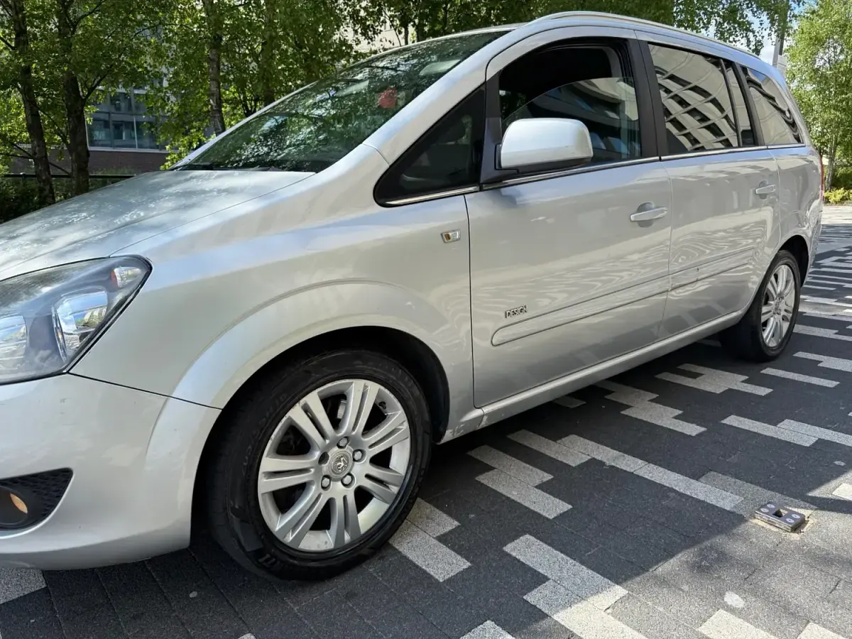 Używany Vauxhall Zafira Design Edition 2012 Srebrny Minivan
