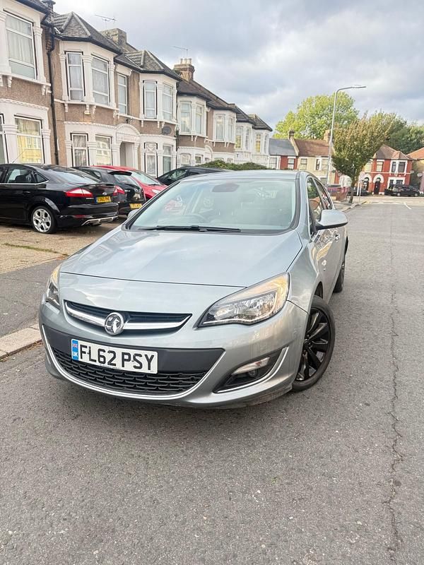 Silver Used 2012 Vauxhall Astra Elite Hatchback | £1,390 (Good price) - Image 1/4