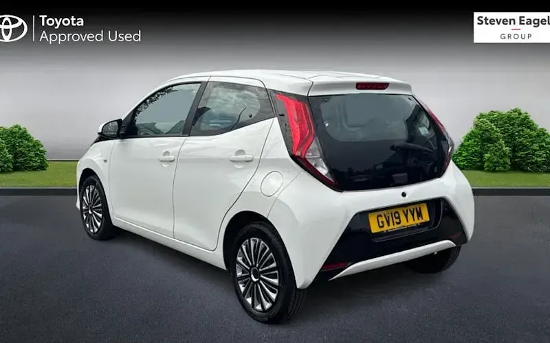 Used Toyota Aygo X-play 72 HP (52 kW) 2019 White Hatchback