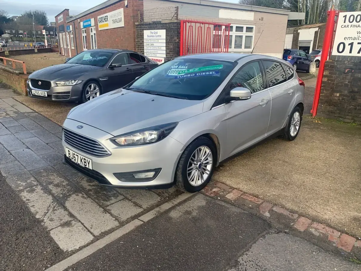 Usado Ford Focus Zetec 120 HP (88 kW) 2017 Prateado Citadino