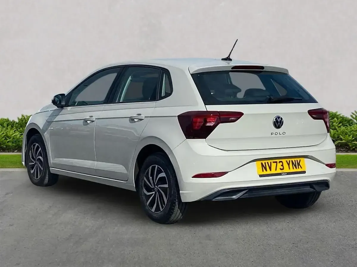 Begagnad VW Polo Life 2024 Grå Halvkombi