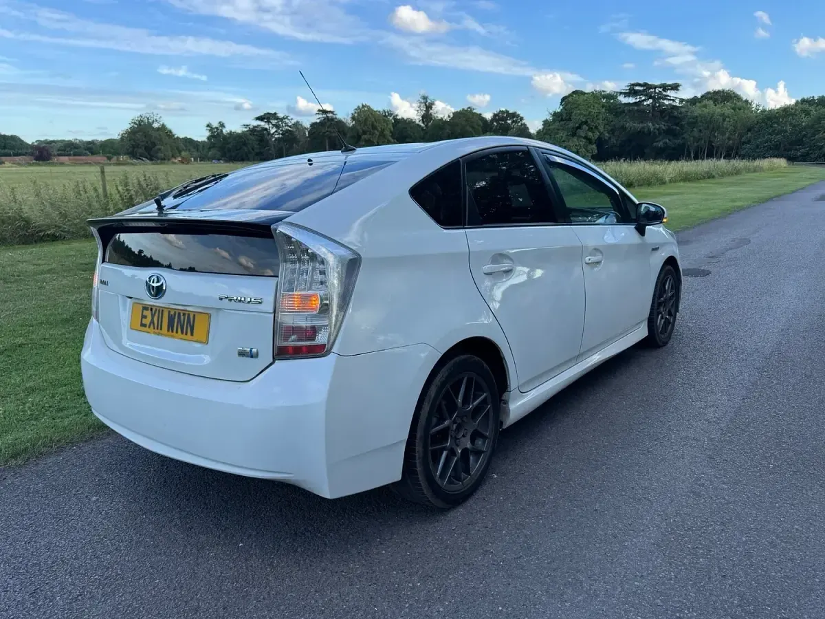 Used Toyota Prius Anniversary 2011 White Hatchback